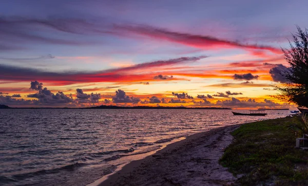 夕阳西下的大海 热带沙漠海滩 没有人 云彩斑斑 旅游目的地远走高飞 长期暴露在印度尼西亚苏门答腊巴尼亚克群岛 — 图库照片