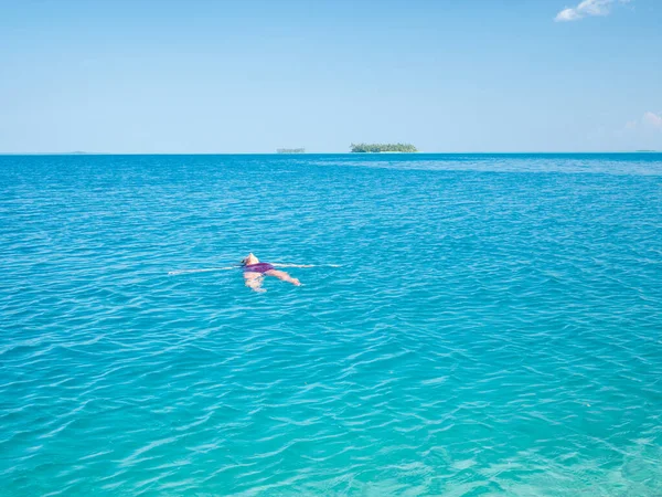 Žena Šnorchlování Korálovém Útesu Tropické Karibské Moře Tyrkysově Modrá Voda — Stock fotografie