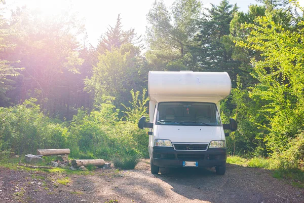 Camper Van Parcheggiato Nella Foresta Vanlife Toscana Italia Sole Scenico — Foto Stock