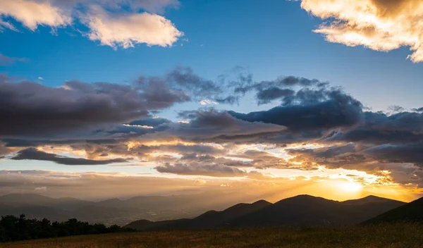 意大利马奇法布里亚诺市上空的夕阳西下的天空 在独特的山丘和山景之上的云彩间 感情用事的概念 — 图库照片
