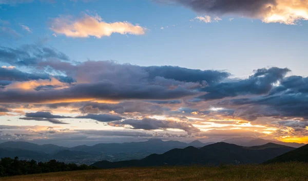 意大利马奇法布里亚诺市上空的夕阳西下的天空 在独特的山丘和山景之上的云彩间 感情用事的概念 — 图库照片