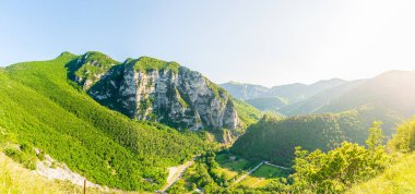 İtalya 'nın Marche bölgesindeki yeşil arazideki kaya kayalıkları. Benzersiz kanyon ve nehir vadisi, manzaralı tepe ve dağ manzarası.