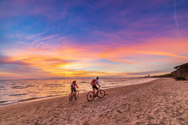 Homem Mulher Juntos Andando Bicicleta Praia Areia Céu Romântico Pôr — Fotografia de Stock