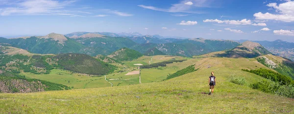 Senderismo Las Tierras Altas Montelago Marcas Italia Mujer Caminando Paisaje —  Fotos de Stock