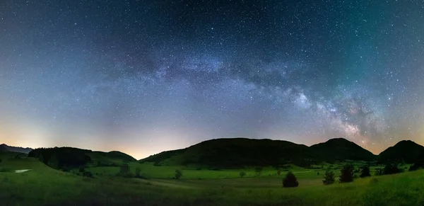 Панорамне Нічне Небо Над Пагорбами Монтелаго Марке Італія Дуга Галактики — стокове фото