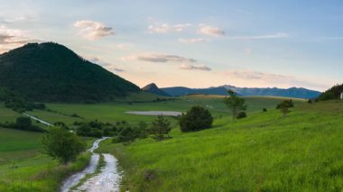 Montelago dağları üzerinde gün batımı gökyüzü, Marche, İtalya. Alacakaranlıkta açık bir gökyüzü eşsiz tepeler ve dağların üzerinde manzara, duygusal duygu kavramı.