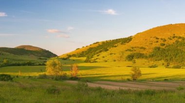 Montelago dağları üzerinde gün batımı gökyüzü, Marche, İtalya. Alacakaranlıkta açık bir gökyüzü eşsiz tepeler ve dağların üzerinde manzara, duygusal duygu kavramı.