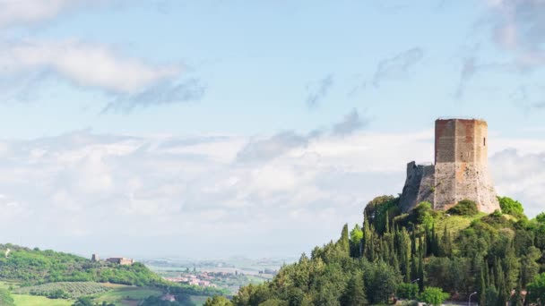 ロッカ ドルシア 中世の村とトスカーナ イタリアの要塞 風光明媚な雲と青空に対する岩の崖の上にパーチ石の塔のユニークな景色 — ストック動画