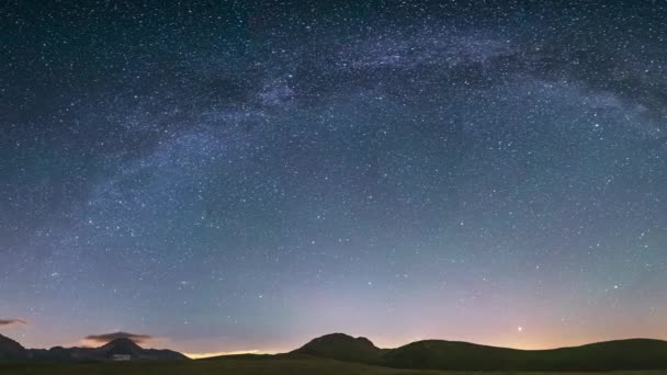 Cielo Notturno Panoramico Sugli Altopiani Campo Imperatore Abruzzo Italia Arco — Video Stock