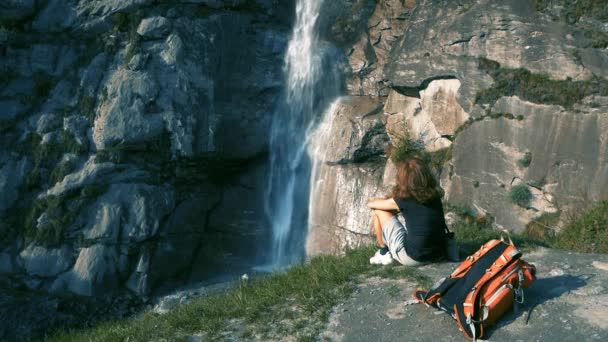 Медленное Движение Женщина Смотрит Водопад Горе Один Человек Занимается Активной — стоковое видео