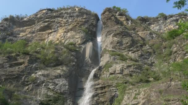 Muhteşem Yüksek Şelale Talyan Alpleri Ndeki Kayalık Uçurumdan Düşen Dağ — Stok video