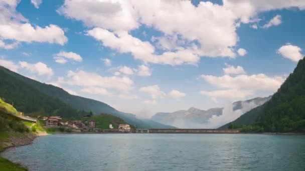 Časová Prodleva Pohybující Mraky Odrážejí Jezeře Alpském Údolí Mezi Horskými — Stock video