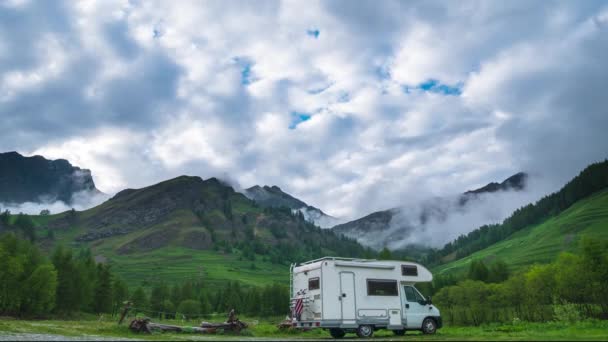 Час Прольоту Хмари Рухаються Кружляють Над Автофургоном Альпійській Долині Між — стокове відео