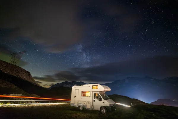 Karavan Alplerde Panoramik Gece Gökyüzü Altında Samanyolu Galaksisi Yıldızları Aydınlanmış — Stok fotoğraf