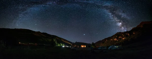 Camioneta Camper Bajo Cielo Nocturno Panorámico Los Alpes Arco Galaxia — Foto de Stock