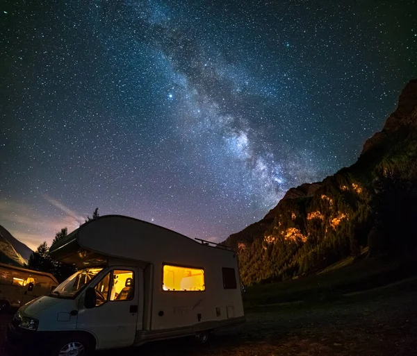 Camioneta Camper Bajo Cielo Nocturno Panorámico Los Alpes Arco Galaxia — Foto de Stock