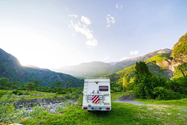 Camper Van Montagna Alpi Piemonte Italia Tramonto Drammatico Cielo Nuvole — Foto Stock