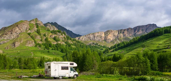 Wohnmobil Den Bergen Den Alpen Piemont Italien Sonnenuntergang Dramatischer Himmel — Stockfoto