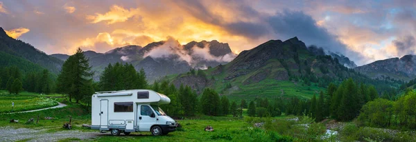 Camper Van Montagna Alpi Piemonte Italia Tramonto Drammatico Cielo Nuvole — Foto Stock