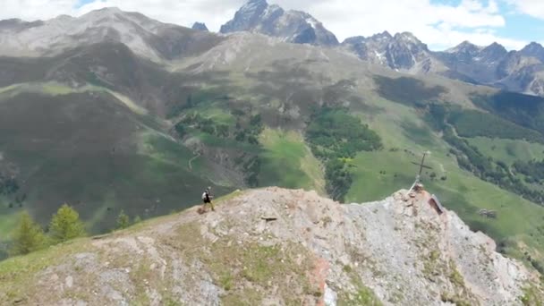 Antenne Backpacker Alpinist Wandert Auf Den Gipfel Felsigen Berggipfel Dramatische — Stockvideo