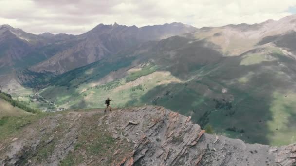 Légi Hátizsákos Alpinista Túrázás Hegy Tetejére Sziklás Hegycsúcs Drámai Táj — Stock videók