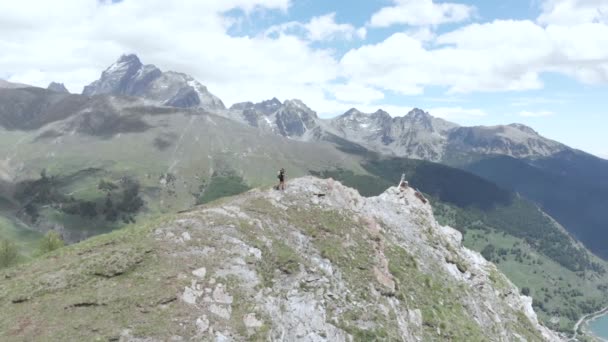 空中慢动作 背包客登山者登顶登顶 山巅岩石奇景 夏天去阿尔卑斯山探险征服成功领导者的概念 — 图库视频影像