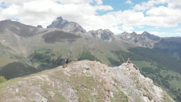 Antenne Backpacker Alpinist Wandert Auf Den Gipfel Felsigen Berggipfel Dramatische — Stockvideo