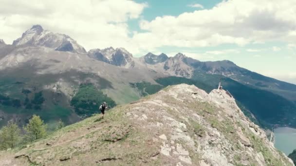 Vzduch Backpacker Alpinista Pěší Turistika Vrchol Hory Skalnatý Vrchol Hory — Stock video