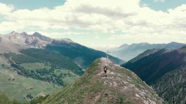 Movimiento Lento Aéreo Senderismo Alpinista Mochilero Cima Montaña Paisaje Dramático — Vídeo de stock