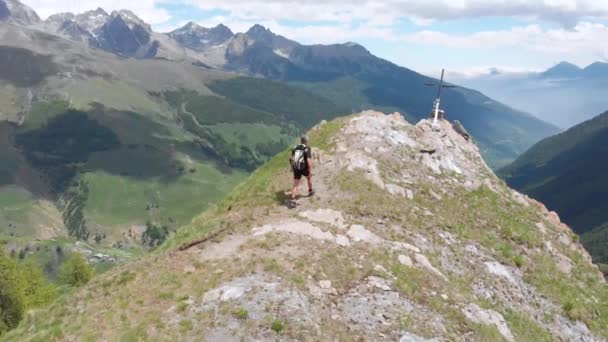 Aérea Mochilero Alpinista Senderismo Cima Montaña Montaña Rocosa Pico Paisaje — Vídeos de Stock