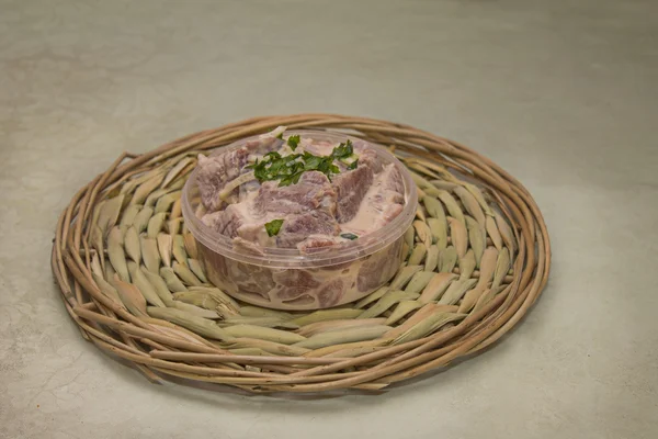 çiğ et kebabı dilimleri içinde mayonez