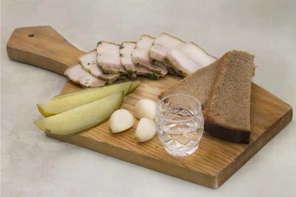 Kıyılmış et ile pastırma dilimlerini