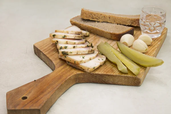 Kıyılmış et ile pastırma dilimlerini