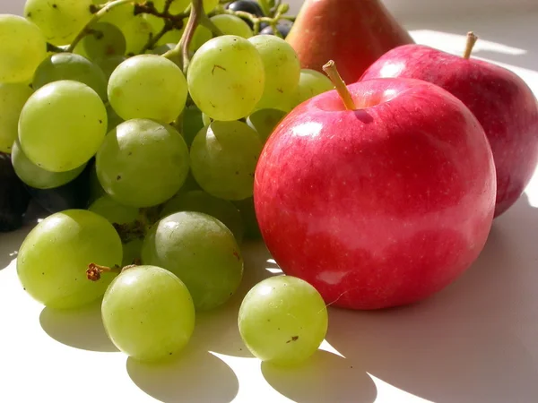 Uvas verdes e maçãs vermelhas — Fotografia de Stock
