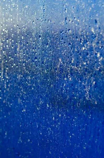 Fondo de vidrio azul húmedo con gotas y chispas — Foto de Stock