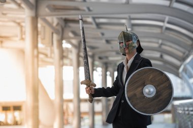 2023 Yeni Yıl, İş kadını, İş kadını kılıç ve kalkan tutuyor iş savaşına hazır olun..