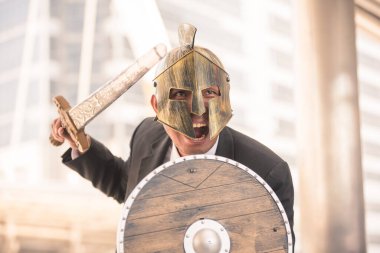 2023 Yeni Yıl, kalkanı ve kılıcı olan genç işadamı savaşmaya hazır olun..