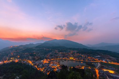 Gün batımında Sapa şehrindeki Hamrong Dağı 'nın tepesinden manzara çok güzel. Sapa, Vietnam 'ın kuzeybatısındaki Lao Cai eyaletinde yer alan ünlü bir manzara şehridir..
