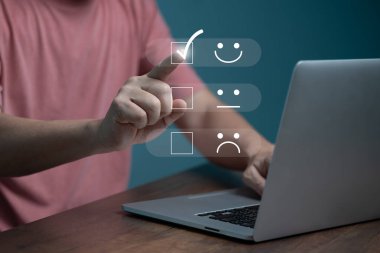 Müşteri memnuniyeti konsepti, iş adamları mutlu gülen yüz ikonunun sanal ekranına dokunarak hizmette tatmin oluyorlar. reyting çok etkileyici..