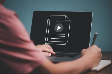E öğrenme konsepti. İnternet sayfası ya da internet sayfası üzerinden online kurs okuyan sıradan bir iş adamı..