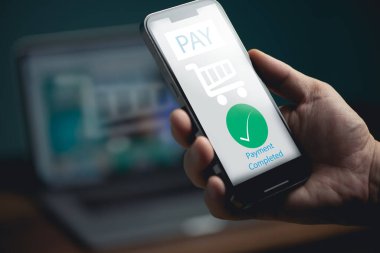 Cep telefonunda elektronik ödeme kullanan bir adam akıllı telefon tutan ve dijital ödeme yapan bir müşteri..