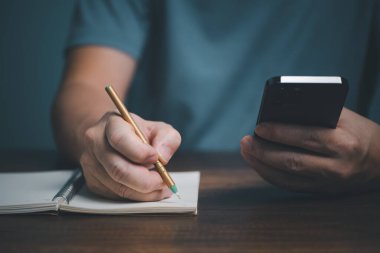 El ele tutuşan ampuller. Düşüncelerin gücü vardır. Düşüncelerin gücü, büyük düşün..