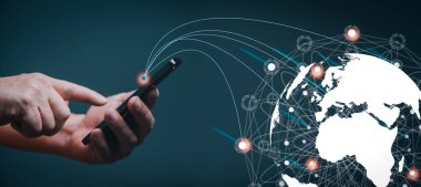 Gelecekteki Küresel İletişim Ağı Teknolojisi konsepti, Akıllı Telefon kullanan insan eli, İnternet ağı bilgileriyle iletişim kurmaktan keyif alan, memnun olan diğer insanları birbirine bağlayan.