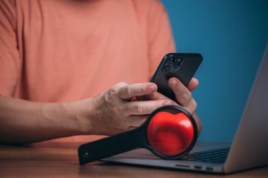 Çevrimiçi randevu servisi arama konsepti. Elinde büyüteç olan erkek ve kadın eli kırmızı kalp şeklinde genişliyor, sanal ekranda arama çubuğu veya arama kutusu, aşk insanları için internet küresel verileri tarıyor.