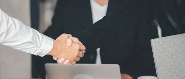 Profesyonel iş adamının müzakere toplantısında el sıkışması başarılı oldu..