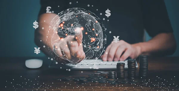Para Çevrimiçi Yapım konsepti, başarılı genç adam bilgisayar inşaatını kullanıyor online iş yapıyor para kazanıyor, dünya ağını dolar, yuan, pound sembolüyle işaret ediyor..