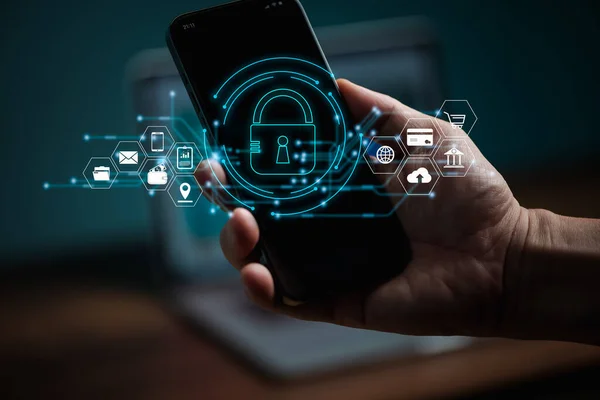 Verileri korumak için siber güvenlik ve gizlilik kavramları. Simge ve internet ağ güvenlik teknolojisini kilitle. Sanal ekran arayüzleri olan akıllı telefonlarda kişisel verileri koruyan iş adamı.