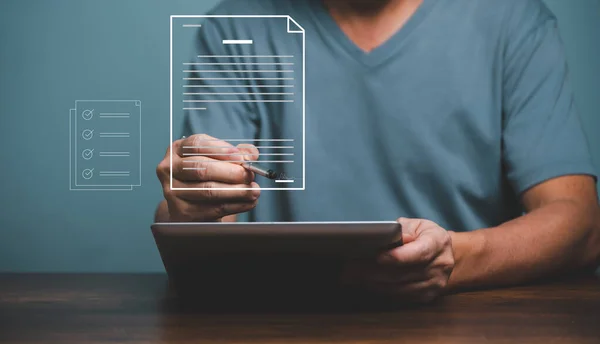 Dijital belgelerde iş sözleşmesi imzalayan adam tablet, e-imza, yönetim, kağıtsız ofis, elektronik imza teması olan dijital iş adamı.