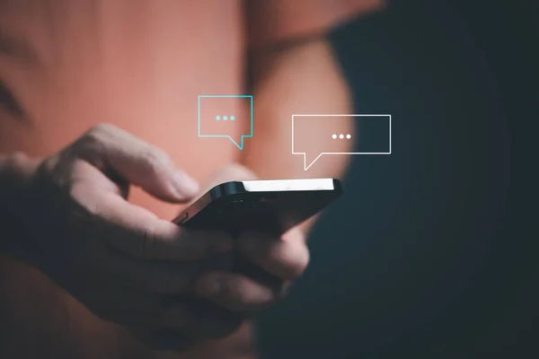 Akıllı telefon mesajları, canlı sohbet ve sosyal ağ kavramları kullanan erkek elleri, sohbet kutusu ikonlarında çalışan sohbet konuşmaları ortaya çıkıyor. Sosyal medya pazarlama teknolojisi kavramı.