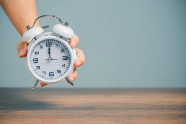 İş için zaman yönetimi, günlük rutin çalışma konsepti, kopya alanı olan alarm masası.. 